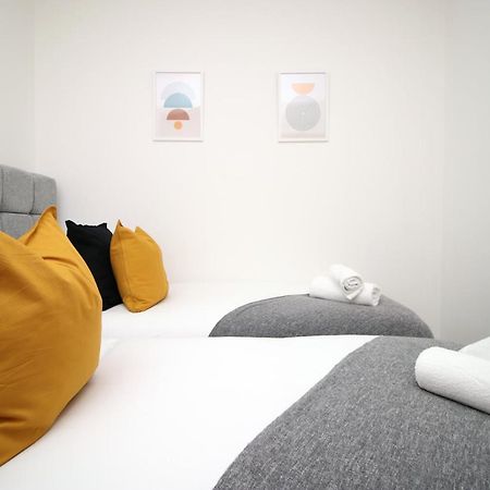 No 2 Under The Clock By Ssw - 2Br, Right In The City Centre, Sleeps 6 Cardiff Exterior foto
