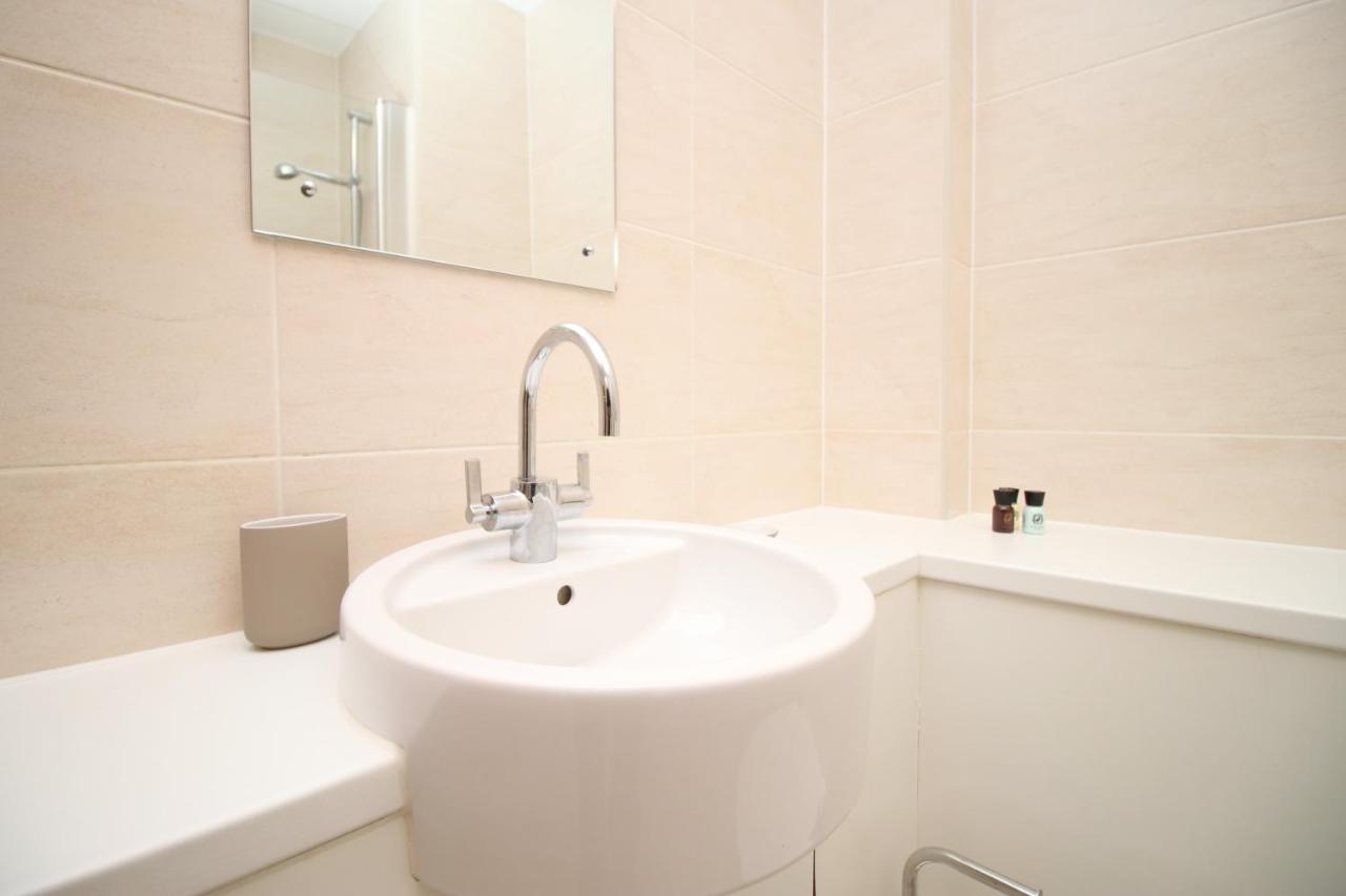 No 2 Under The Clock By Ssw - 2Br, Right In The City Centre, Sleeps 6 Cardiff Exterior foto